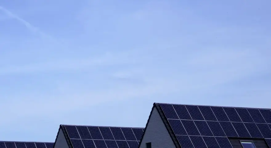 Domy z panelami monokrystalicznymi na dachach. Sprawdź, jaka jest aktualna panele monokrystaliczne cena i zainwestuj w zieloną energię.