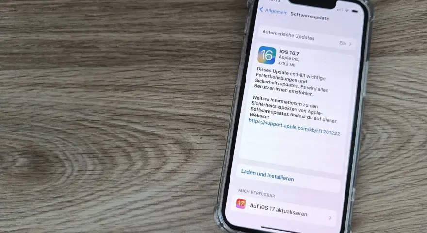 iPhone zeigt Softwareupdate iOS 16.7 an. Die Frage "iphone wie lange updates" wird durch die Anzeige von iOS 17 als verfügbar beantwortet.