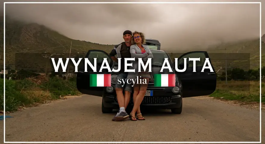 Para zwiedzająca Sycylię, z otwartymi drzwiami czarnego auta. Idealny wynajem auta Sycylia na niezapomniane wakacje.