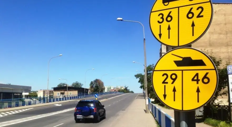 Nowe znaki drogowe informują o dopuszczalnej masie całkowitej pojazdów. Jeden znak pokazuje 36 i 62 tony, drugi 29 i 46 ton, a także symbol czołgu.