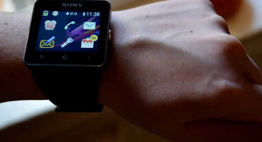 Sony Smartwatch 2 mit App-Icons auf dem Bildschirm, getragen am Handgelenk.