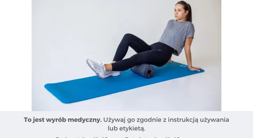 Kobieta wykonuje ćwiczenia na wałku do masażu, łagodząc ból kolana biegacza.