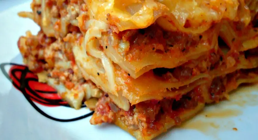 Pyszna, wielowarstwowa lasagne z mięsem i sosem pomidorowym. Kwestia smaku, czy wolisz ją z serem czy bez.