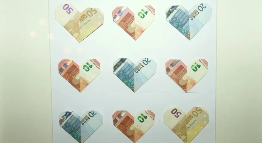 Serce z euro: jak sformułować prośbę o pieniądze zamiast prezentów. Wierszyki i ikony niepotrzebne, gdy liczy się wsparcie finansowe.