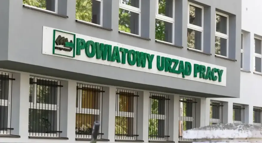 Powiatowy Urząd Pracy. Zastanawiasz się, ile czasu na zarejestrowanie w urzędzie pracy po zwolnieniu? Tu uzyskasz pomoc.