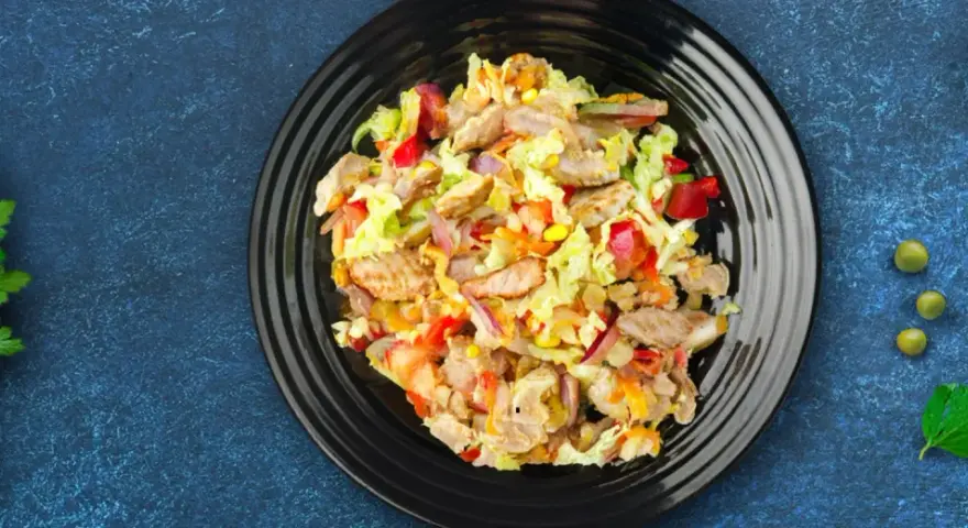 Co do sałatki gyros? Sprawdź składniki i przygotowanie tej pysznej potrawy