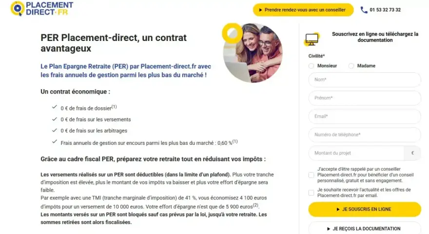 Comparatif frais PER : un couple découvre les avantages d'un contrat d'épargne retraite économique et fiscalement avantageux.