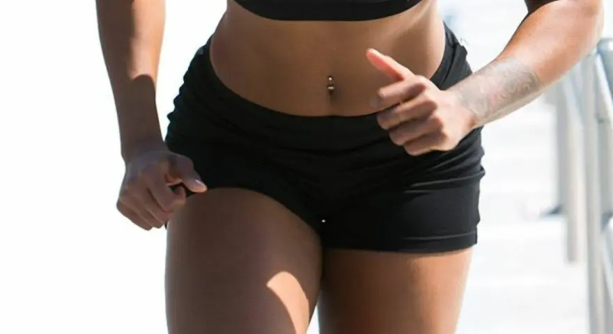Mujer corriendo con shorts negros, ideal para evitar rozaduras muslos y entrenar cómoda.