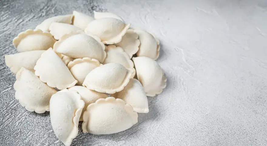 Jak przechowywać ciasto na pierogi? Lodówka i zamrażarka sprawdzone sposoby