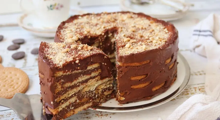 Deliciosa marquesa de chocolate, un postre casero con capas de galletas y crema de cacao, espolvoreada con frutos secos.