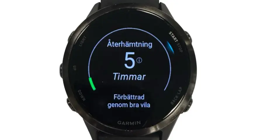 Garminklocka visar återhämtningstid på 5 timmar, förbättrad genom bra vila. Detta ger en indikation på din HRV status.