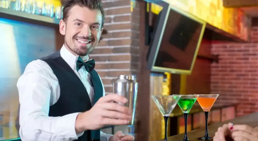 Zarobki barmana w hotelu: Od 4500 zł do... Zobacz, ile!