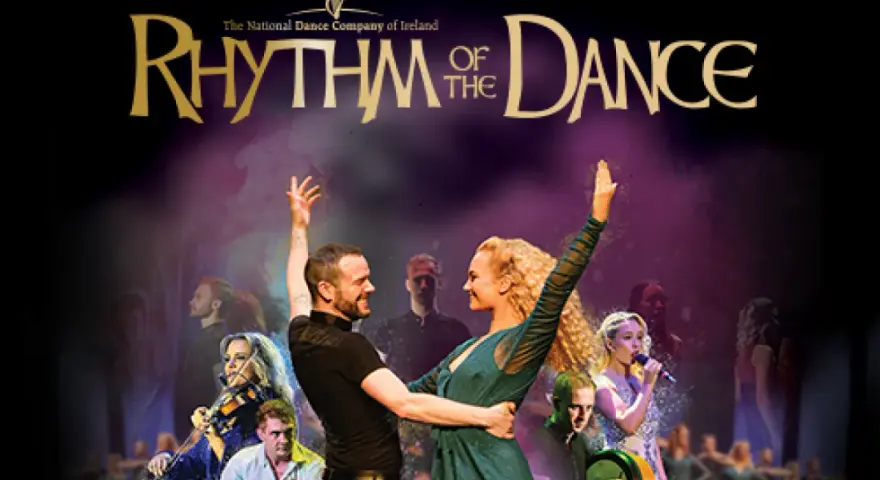 Tancerze i muzycy na scenie, zapowiadający występ Rhythm of the Dance w Polsce.
