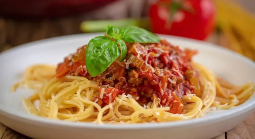 Pyszne spaghetti z mięsem mielonym, pomidorami i bazylią. Idealne na obiad, gdy chcesz wiedzieć, jak zrobić spaghetti z mięsem mielonym.