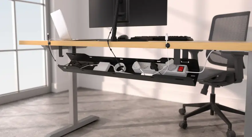 Ett rent skrivbord med en praktisk kabelsamlare som håller ordning på sladdar och grenuttag.