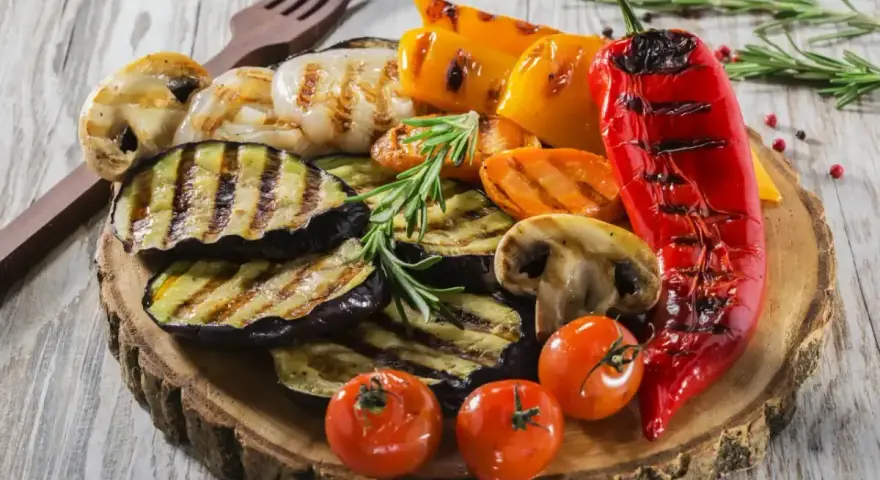 Pyszne przekąski na grilla: grillowany bakłażan, papryka, pieczarki, marchewka i pomidorki.