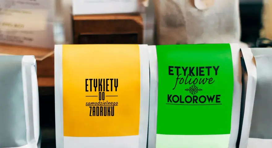 Etykiety foliowe do samodzielnego zadruku, kolorowe i żółte, gotowe do drukowania na papierze samoprzylepnym.
