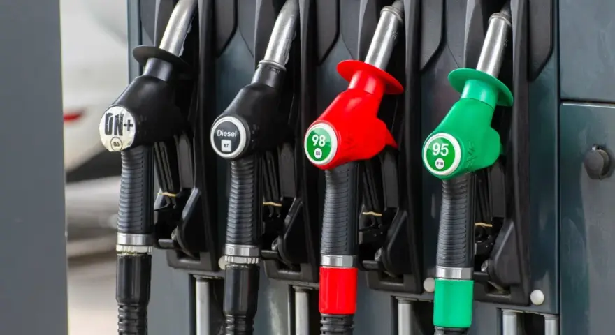 Cztery rodzaje paliwa na stacji: ON+, Diesel, 98 i 95. Różne kolory dystrybutorów ułatwiają wybór.