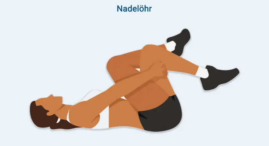Frau in Rückenlage zieht Knie zur Brust, um den Ischiasnerv zu behandeln. Übung "Nadelöhr" zur Linderung.