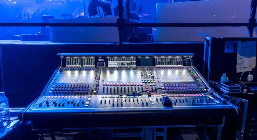 Profesjonalna konsoleta dźwiękowa, jak w **Hans Zimmer studio**, gotowa do tworzenia epickich ścieżek dźwiękowych.