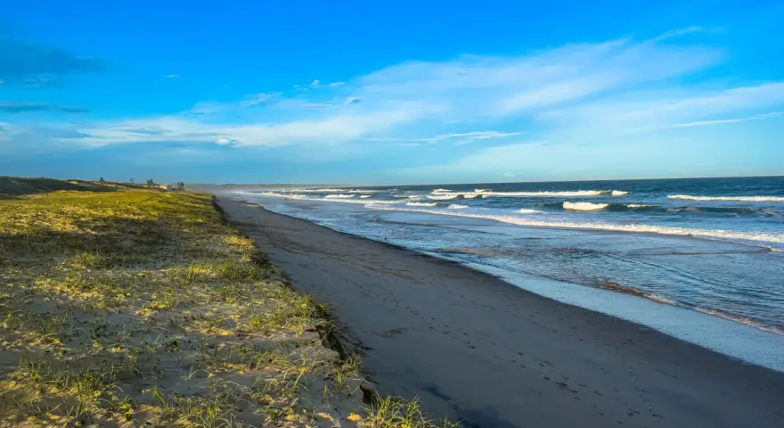 Piękna plaża i morze, idealne miejsce na odkrywanie ciekawostek o morzu bałtyckim.