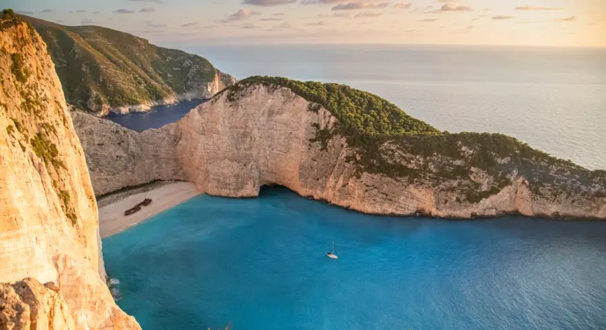 Zatoka Navagio na Zakynthos, jedno z najpiękniejszych miejsc, z wrakiem statku na plaży i turkusową wodą.