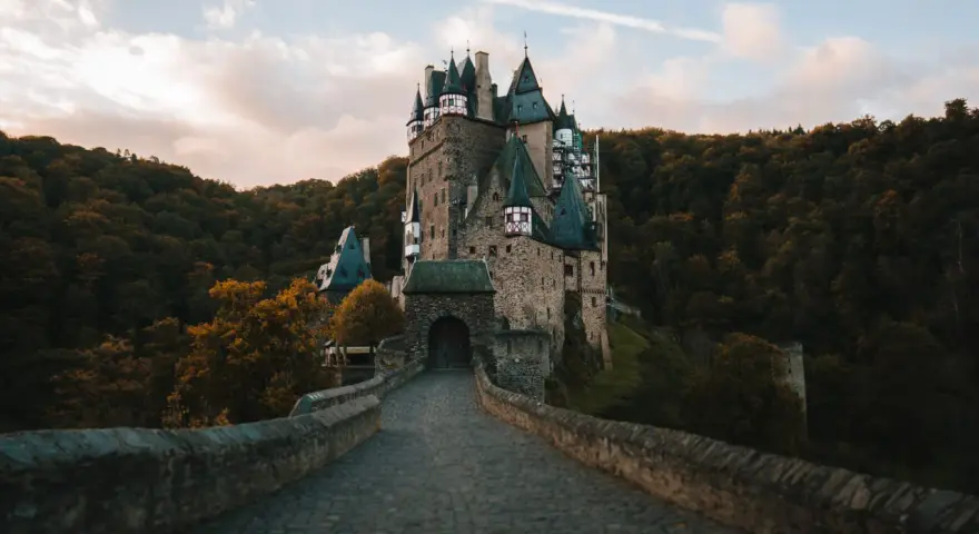 Kamienny most prowadzi do bajkowego zamku Eltz, jednego z najpiękniejszych zamków w Niemczech, otoczonego jesiennym lasem.