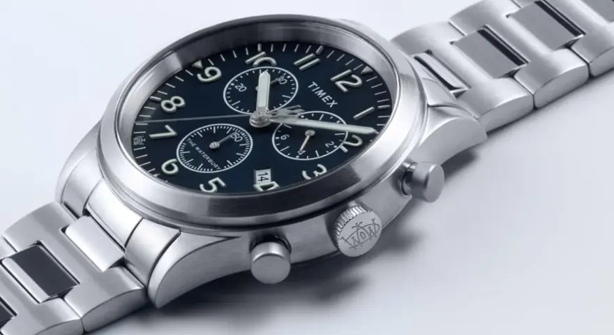 Stalowy zegarek Timex z tarczą i bransoletą, wykonany metodą PVD, prezentuje elegancki styl.