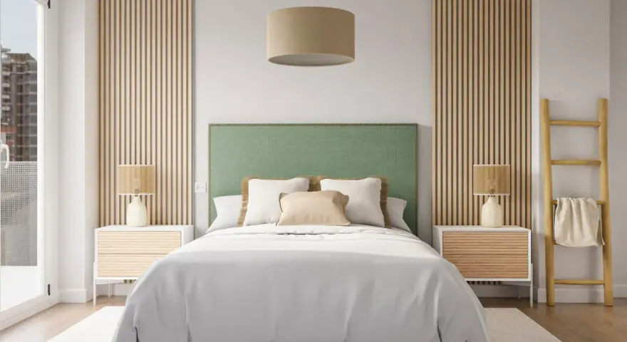 Acogedor dormitorio verde y madera con cabecero tapizado, mesitas de noche de madera y lámparas.