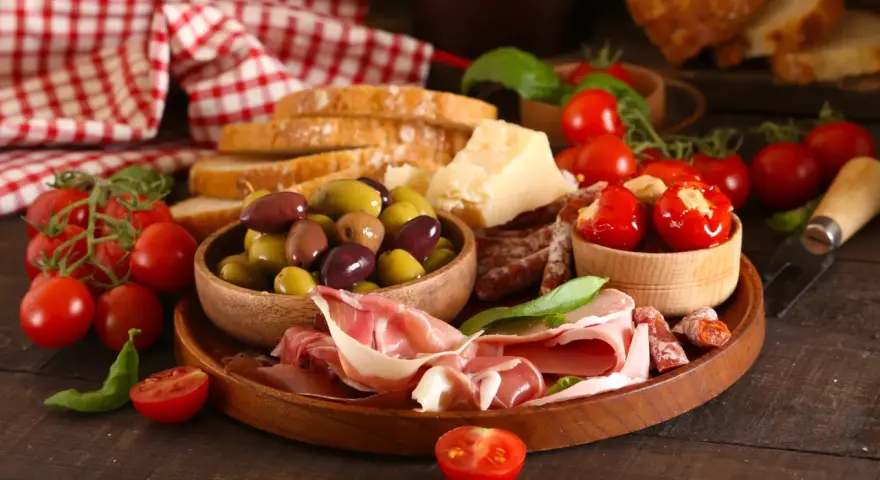Antipasti co to? Talerz pełen smakołyków: oliwki, pomidorki, wędliny, ser i pieczywo. Idealne na przystawkę.