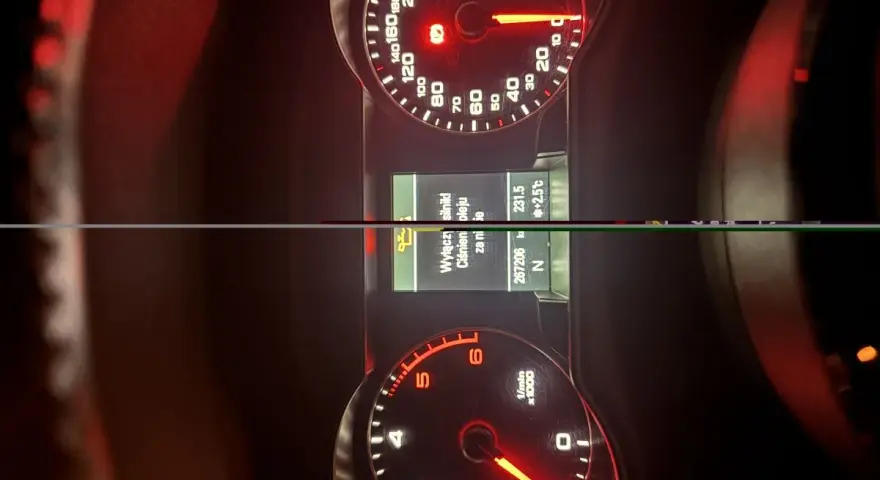 Deska rozdzielcza oldruck audi: prędkościomierz, obrotomierz i ekran komputera pokładowego.