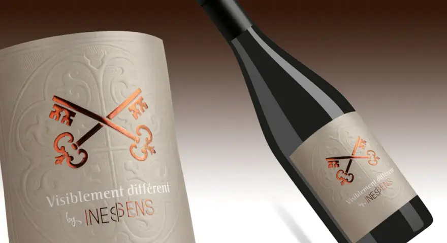 Bouteille de vin avec étiquette ornée de clés croisées, évoquant le vin et ses composants.