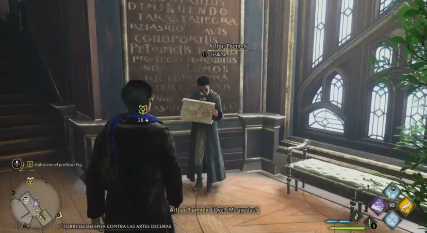 Jugador habla con Arthur Plummly, quien examina un mapa. Detrás, un muro con hechizos de Hogwarts Legacy.