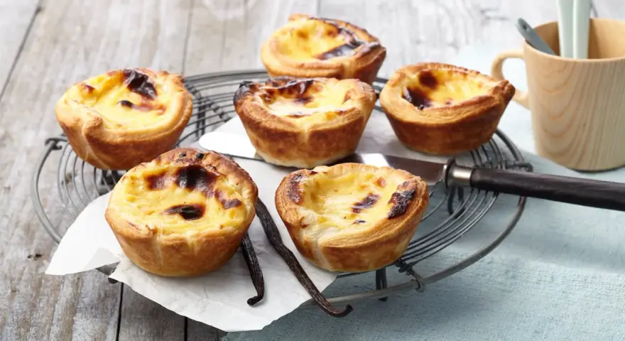 Pastéis de nata rezept vanillepudding: knusprige Törtchen mit cremiger Füllung, perfekt für jeden Anlass.
