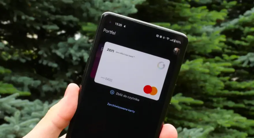 Smartfon z aplikacją Portfel, pokazujący kartę Zen. Dowiedz się, jak dodać kartę do Google Pay, by płacić zbliżeniowo.