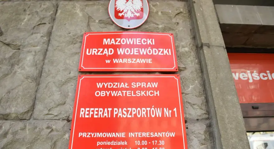 Tablica Mazowieckiego Urzędu Wojewódzkiego w Warszawie, Wydział Spraw Obywatelskich, Referat Paszportów.