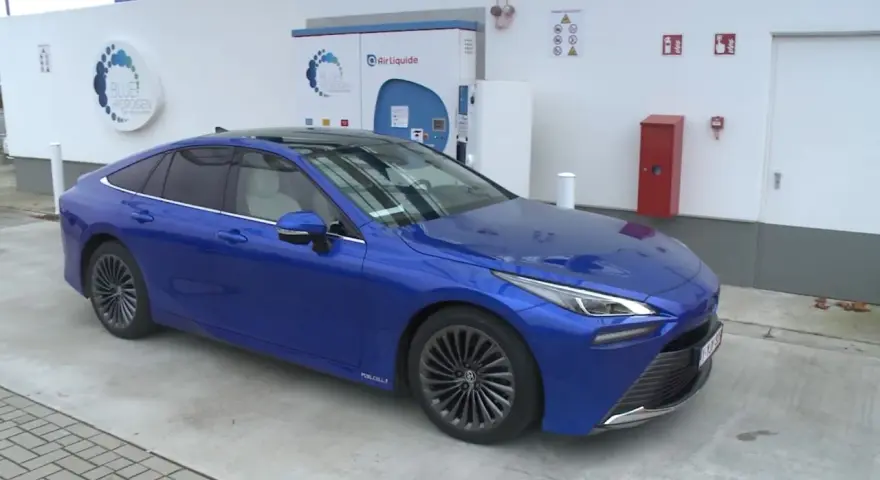 Niebieska Toyota Mirai na stacji wodorowej. Zastanawiasz się nad toyota mirai cena? To przyszłość motoryzacji.