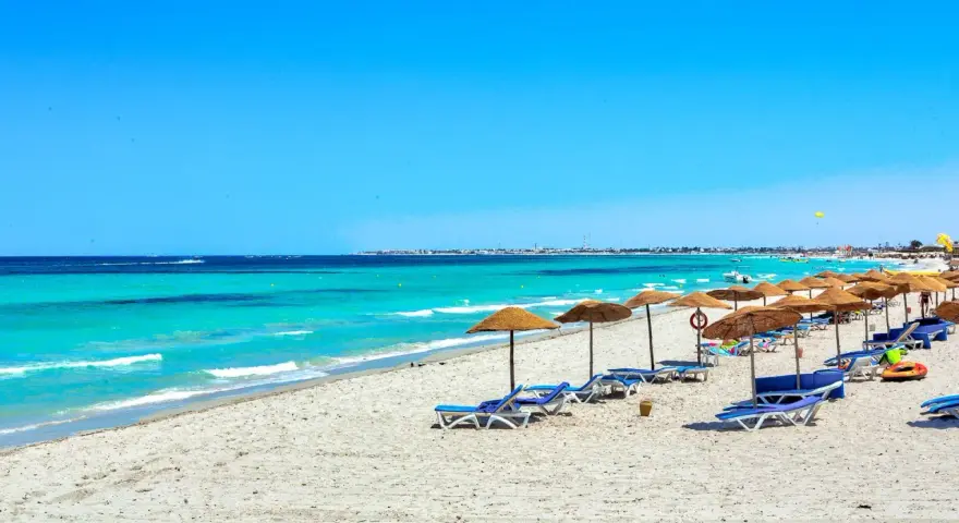 Piękna plaża z leżakami i parasolami, idealna na wakacje. Wiele osób szuka takich miejsc, czytając vincci dar midoun opinie.