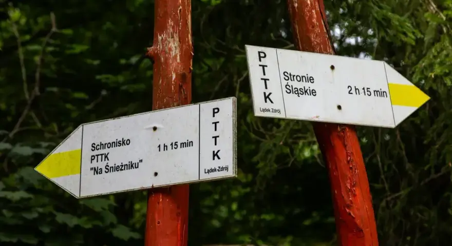 Rozdroże szlaków PTTK. Jedna trasa prowadzi do schroniska "Na Śnieżniku" (1h 15min), druga do Stronia Śląskiego (2h 15min).
