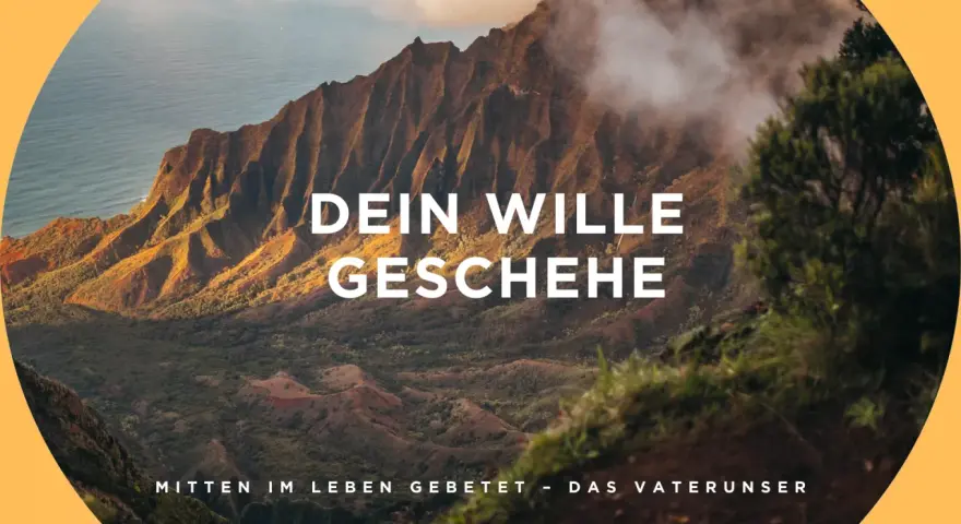 Majestätische Berge im Nebel, mit der Botschaft: "Dein Wille geschehe". Ein Gebet im Leben.