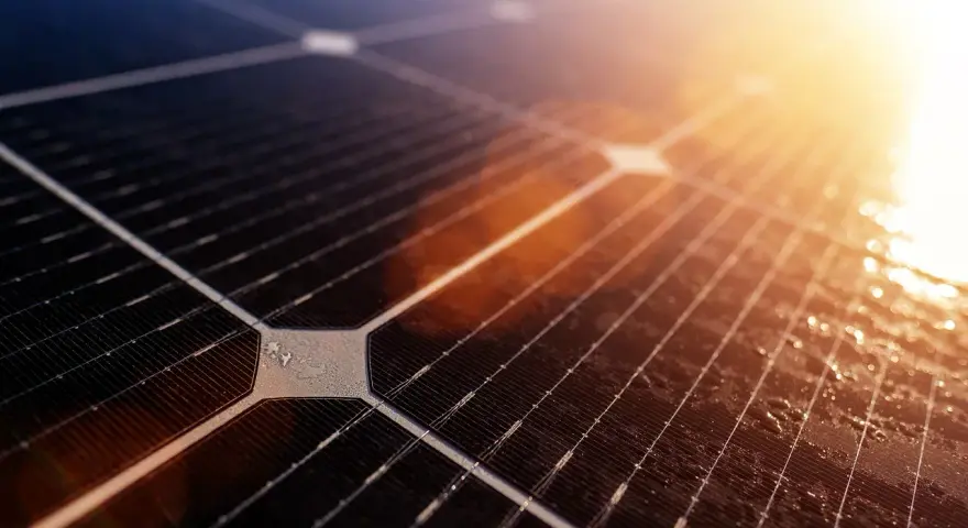 Zbliżenie na panel fotowoltaiczny w słońcu. Zastanawiasz się, ile energii wyprodukuje fotowoltaika 3 kW?