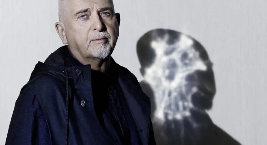Peter Gabriel z charakterystycznym cieniem na ścianie, zapowiadający nową płytę.