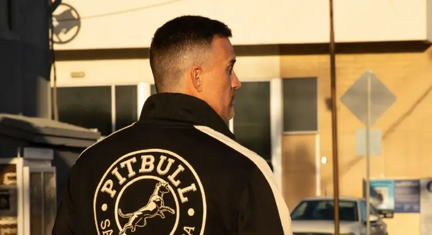 Najlepsze męskie bluzy polskich marek – styl, jakość i ceny