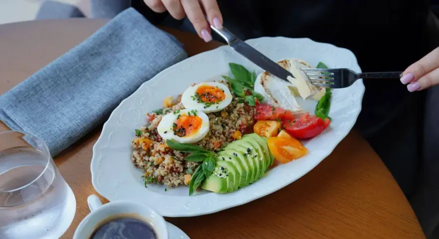 Zdrowy posiłek z jajkami, awokado i komosą ryżową, idealny na dietę 2000 kcal.