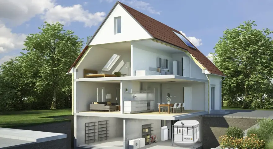 Corte de una casa que muestra habitaciones, sótano con equipo de calefacción biomasa y el exterior verde.