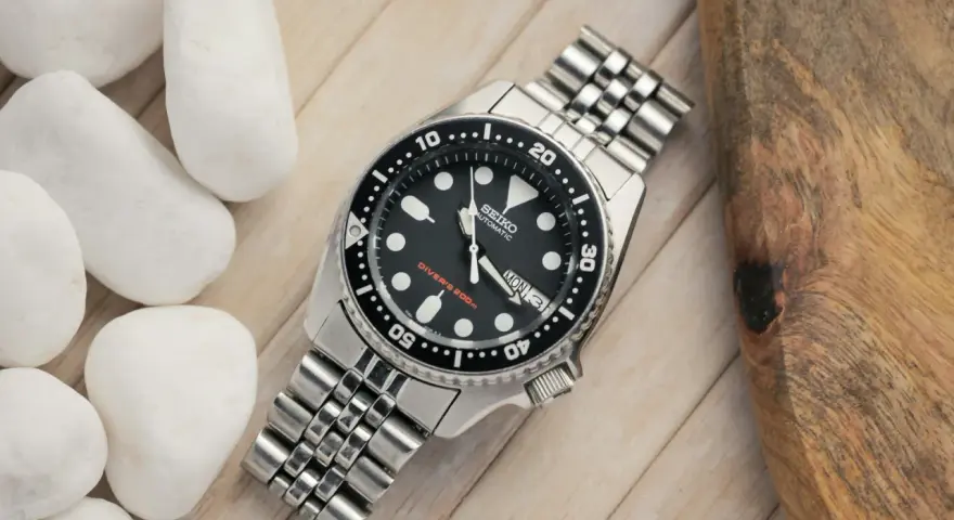 Zegarek diver z czarną tarczą i metalową bransoletą. Niezawodny mechanizm Seiko, gotowy na każdą przygodę.