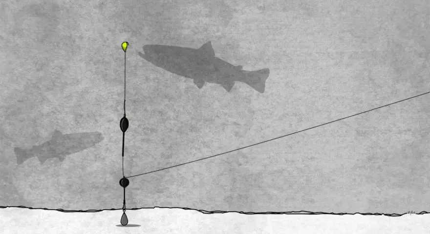 Angelmontagen Forelle: Ein Schatten einer Forelle schwimmt über dem Grund, während eine Angelmontage mit Schwimmer und Blei im Wasser hängt.