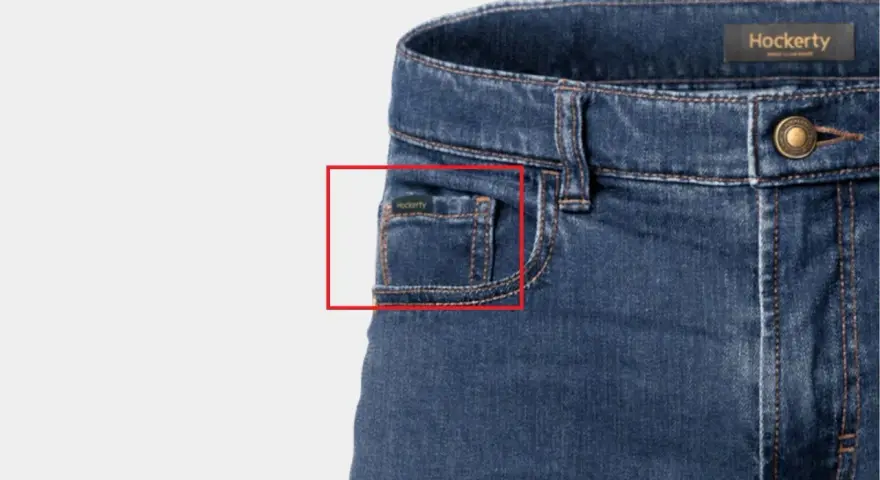 Il taschino piccolo dei jeans, un tempo usato per gli orologi da tasca, oggi è perfetto per monete o un piccolo oggetto.