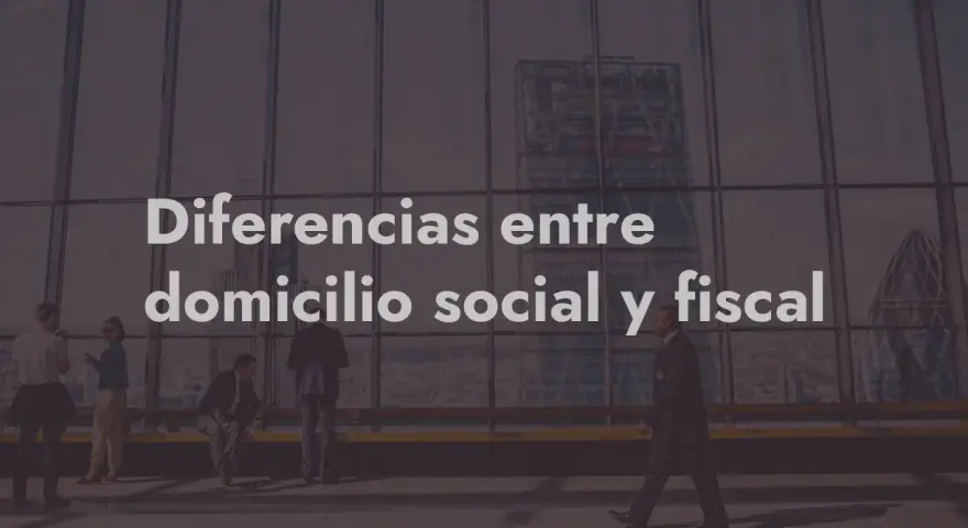 Diferencias entre domicilio social y fiscal. Personas en un entorno urbano moderno, con rascacielos al fondo.