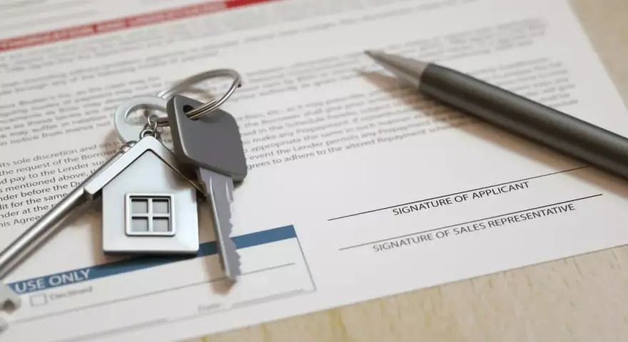 Clés d'une maison sur un contrat de bail civil à Paris. Un stylo est prêt à signer.